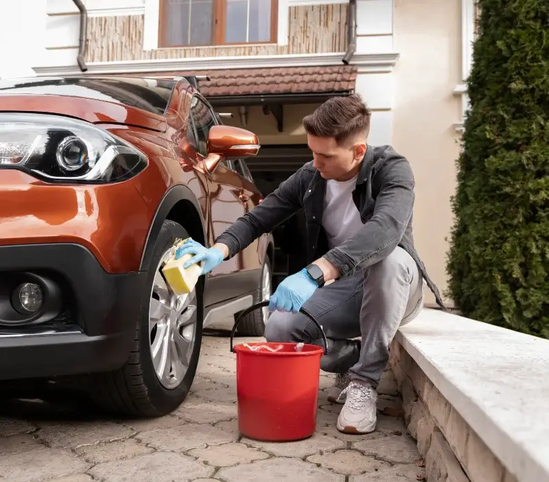 Lavage auto à domicile Le Pertre : professionnel intervenant sur un véhicule